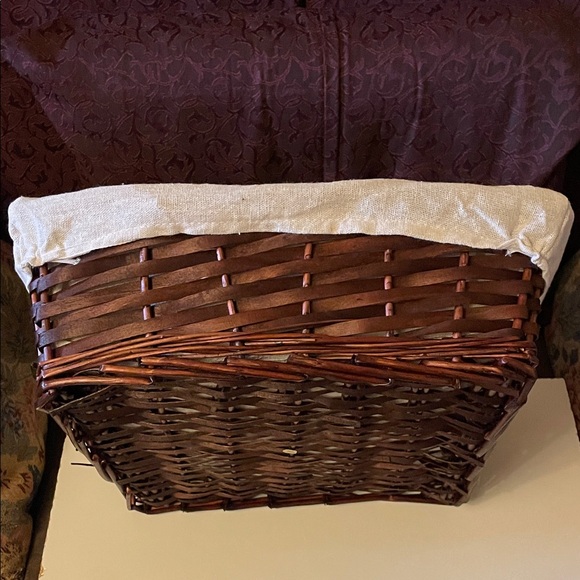 Square Wicker Basket with Cream Liner and Lid, perfect for fresh fruit 🍎 - Picture 4 of 4